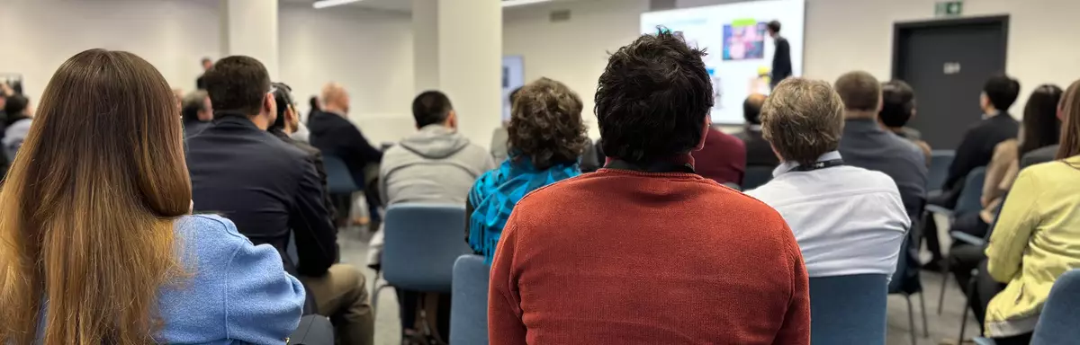 Photo d'une conférence dans la salle Lumière du MIC