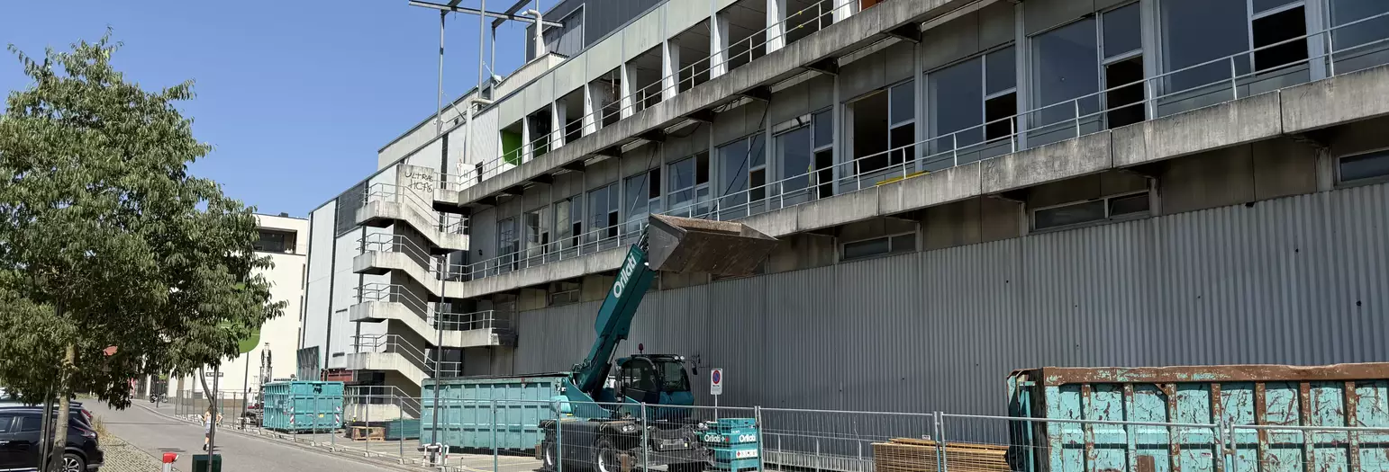 Bâtiment 301 du MIC en plein démantèlement