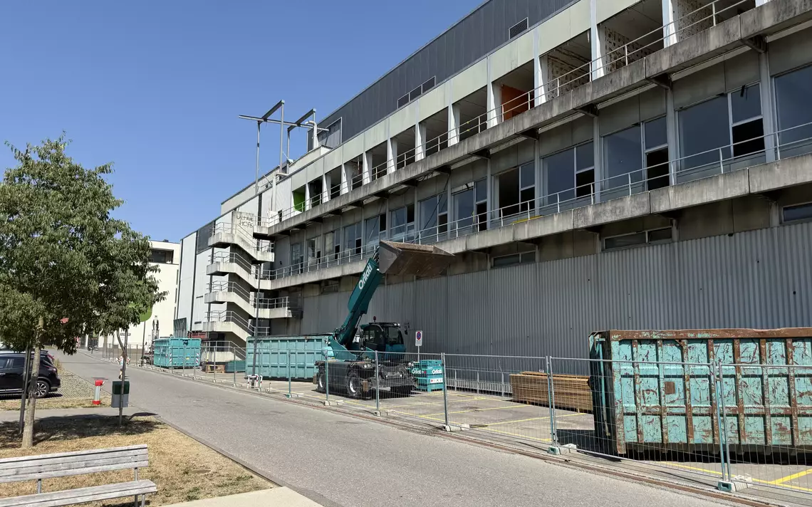 Bâtiment 301 du MIC en plein démantèlement